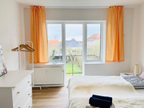 sypialnia z 2 łóżkami i dużym oknem w obiekcie Scandinavian Apartment Hotel Fjordhavn - 2 room apartment w mieście Horsens