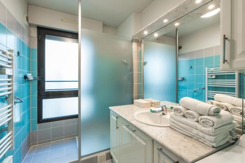 a bathroom with a sink and a mirror at Garlande Hôtel Avignon Centre in Avignon