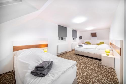 Habitación de hotel con 2 camas y toallas. en Pension Delicato, en Waidhaus