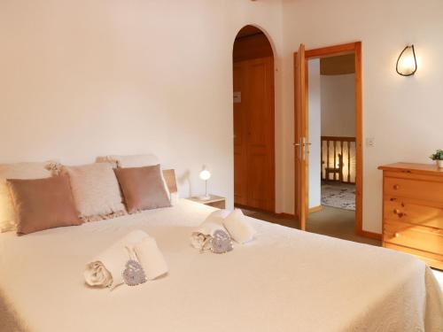 1 dormitorio con 1 cama blanca grande y toallas. en Apartment Colline 8 by Interhome, en Champex
