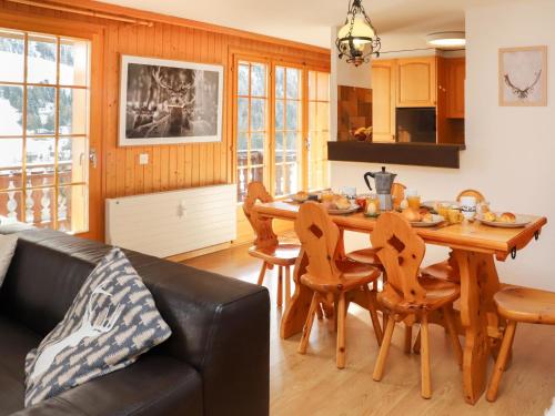 cocina y comedor con mesa y sillas en Apartment Colline 8 by Interhome, en Champex