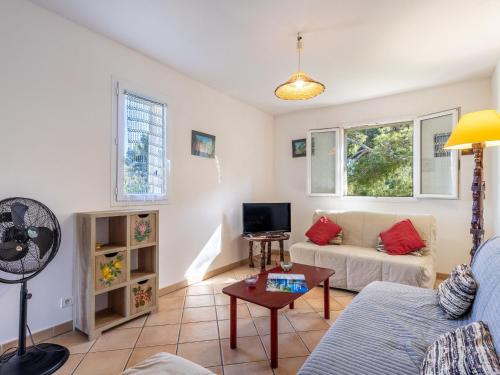 un salon avec un canapé et une télévision dans l'établissement Apartment Lou Mazet by Interhome, à Le Brusc