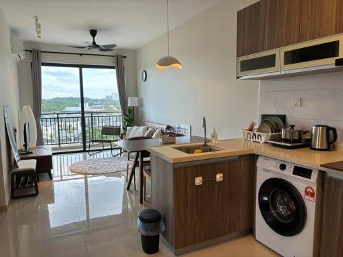 Køkken eller tekøkken på Comfort Living at Country Garden Central Park 1-4pax