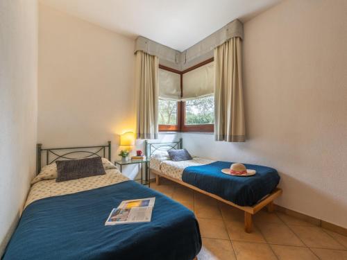 Notteri的住宿－Holiday Home Carlo-2 by Interhome，一间卧室设有两张床和一个带帽子的窗户。