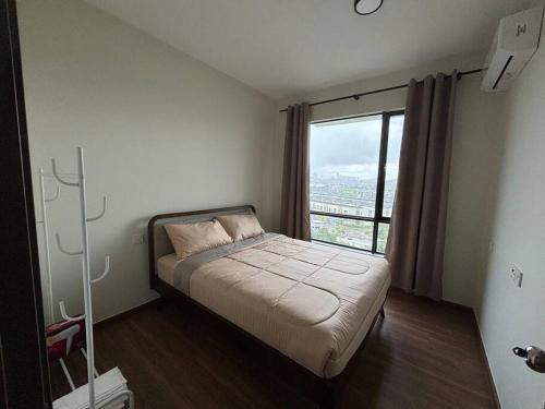 En eller flere senge i et værelse på Comfort Living at Country Garden Central Park 1-4pax