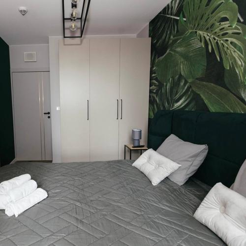 Llit o llits en una habitació de Warszawa comfort Apartaments Wiktoryn
