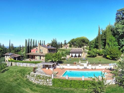 una finca con piscina y una casa en Villa Fonte di Pillo by Interhome, en Querce