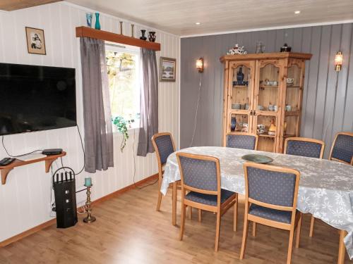 - une salle à manger avec une table et des chaises dans l'établissement Holiday Home Gamlahuset - FJH667 by Interhome, à Bruntveit