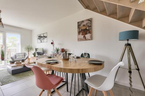une salle à manger avec une table et des chaises dans l'établissement Jolie maison avec terrasse à Andernos-les-bains, à Andernos-les-Bains