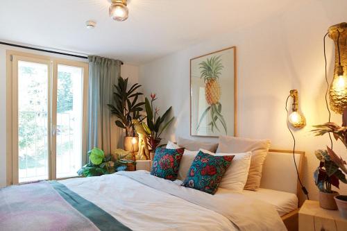 um quarto com uma cama com almofadas e uma janela em Gantrisch Lodge Ottenleuebad em Guggisberg