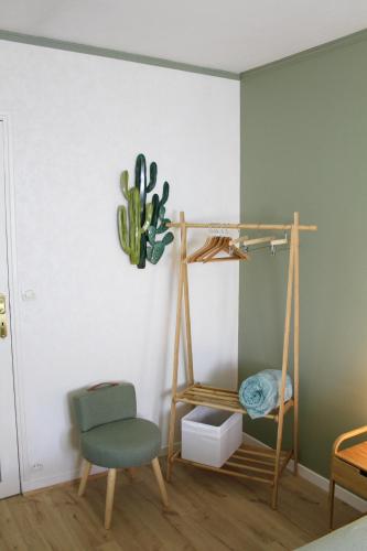 a room with a swing and a cactus on a wall at Chambres à la maison Hermitage in Aincourt