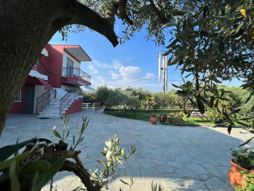 Blick auf den Innenhof eines Hauses in der Unterkunft Villa Elia in Karianí