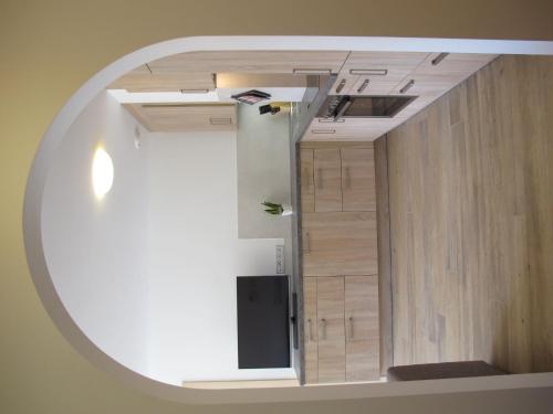 um quarto com um espelho grande num quarto em Apartment Spieglhof-1 by Interhome em Sarentino