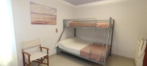 ミアミ・プラトーヤにあるPanoramaの二段ベッド(椅子付)が備わる客室です。