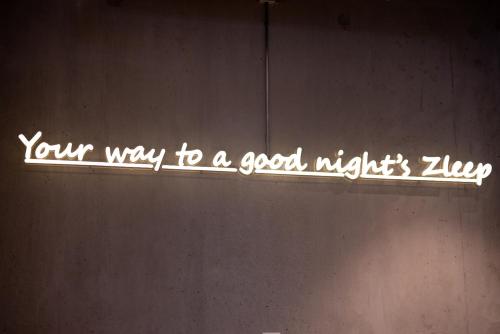 a sign that says your way to a good nightsayer at Zleep Hotel Lausanne-Chavannes in Lausanne