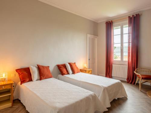 une chambre avec deux lits et une fenêtre dans l'établissement Holiday Home Le Domaine du Vasouy by Interhome, à Colleville