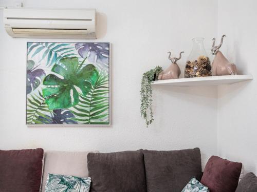 - un salon avec un canapé et des étagères ornées de plantes dans l'établissement Apartment L'Amiral by Interhome, à La Grande Motte