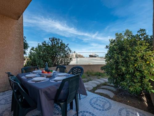 - une table sur une terrasse avec vue sur l'océan dans l'établissement Holiday Home Bastides de la Mer-1 by Interhome, au Barcarès
