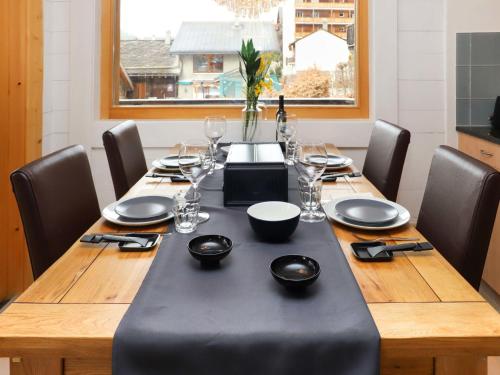 stół jadalny z czarną tkaniną w obiekcie Apartment Les Mayens 1-1 by Interhome w mieście Champex
