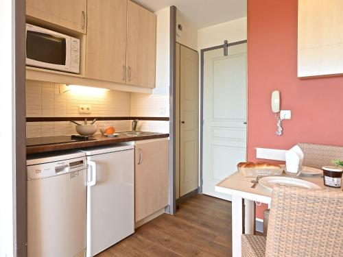 Il comprend une petite cuisine équipée d'un évier et d'un lave-vaisselle. dans l'établissement Apartment Le Village - B1 328 by Interhome, à Agay