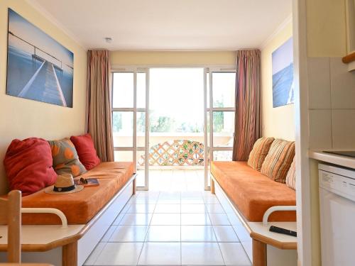 un salon avec un canapé et une grande fenêtre dans l'établissement Apartment L'Esquinade - F2 105 by Interhome, à Agay