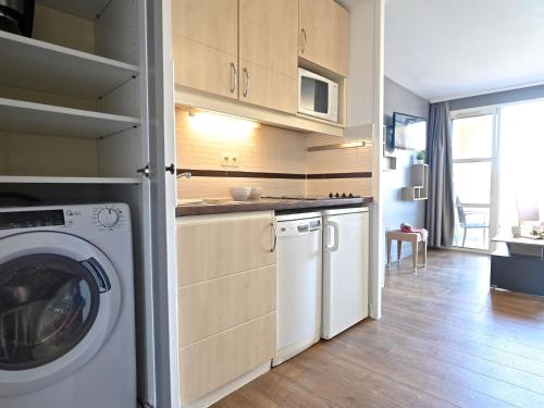- une cuisine avec lave-linge et sèche-linge dans la chambre dans l'établissement Apartment Le Village - C7 351 by Interhome, à Agay