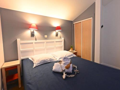 une chambre avec un lit avec un animal en peluche dessus dans l'établissement Apartment Le Village - C7 351 by Interhome, à Agay