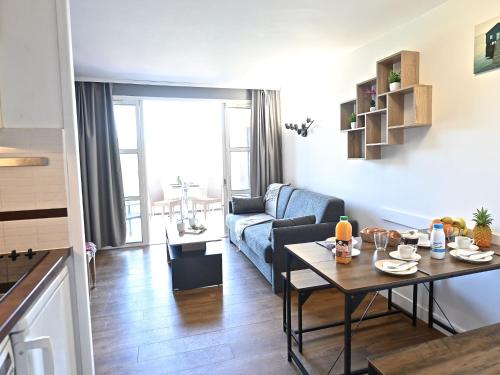 un salon avec un canapé et une table dans l'établissement Apartment Le Village - C7 351 by Interhome, à Agay