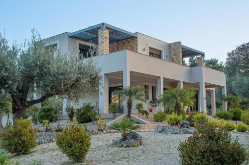 una casa con giardino di fronte di Physis Luxury Villa a Archangelos