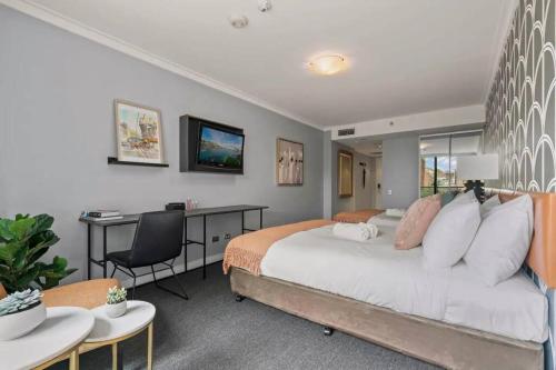 Ένα ή περισσότερα κρεβάτια σε δωμάτιο στο KozyGuru | Sydney CBD | Convenient City Studio