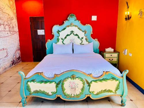 a bed in a room with a red wall at 綠島寧靜海潛水-城堡館 Twinkleocean diving hostel in Green Island