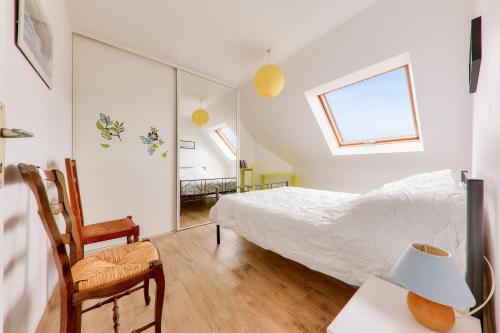 ein Schlafzimmer mit einem Bett, einem Schreibtisch und einem Stuhl in der Unterkunft Appart pour 6 - 850m des plages Rohu & Govelins in Saint-Gildas-de-Rhuys