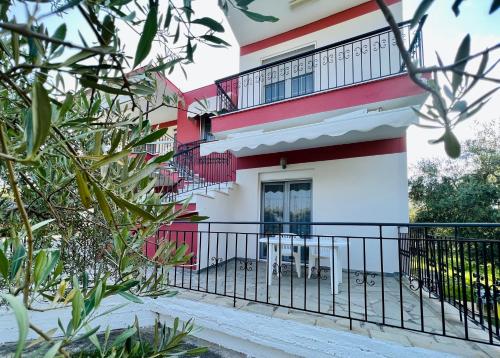 ein Gebäude mit einem Zaun davor in der Unterkunft Villa Elia in Karianí