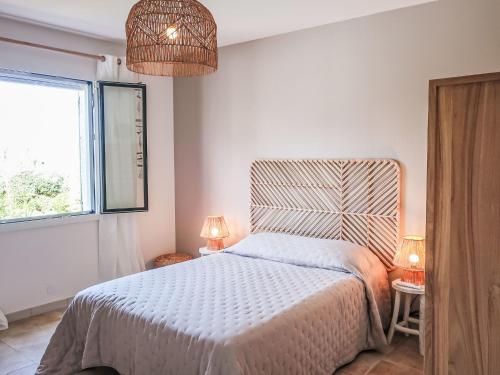 une chambre avec un grand lit et une fenêtre dans l'établissement Villa Aurval by Interhome, à Cogolin