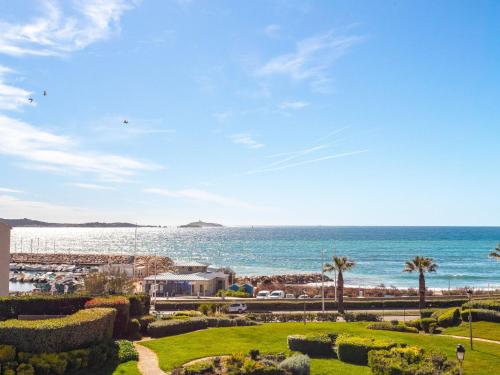 Elle offre une vue sur la plage et l'océan. dans l'établissement Apartment Les Morières-4 by Interhome, à Six-Fours-les-Plages