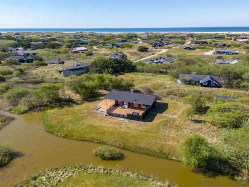 una vista aérea de una casa junto a un río en Holiday Home Bentine - 400m from the sea in Western Jutland by Interhome en Fanø