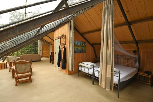 LommにあるNatuurslaapkamer de zaadeest boskamerのテント内の二段ベッド2台が備わる客室です。