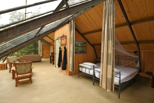 a room with two bunk beds in a tent at Natuurslaapkamer de zaadeest boskamer in Lomm