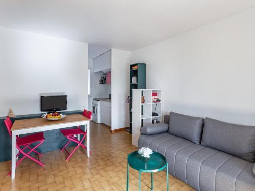 un salon avec un canapé et une table dans l'établissement Studio L'Olivado by Interhome, à Carqueiranne