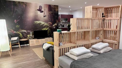Habitación con cama con estanterías de madera en Remote Work Friendly Zahradní apartmán u jezera en Staré Splavy