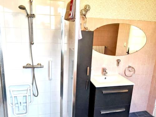 een badkamer met een douche en een wastafel bij Maison de 6 chambres avec jardin amenage a Donville les Bains a 1 km de la plage in Donville-les-Bains