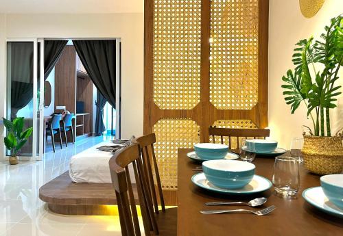una sala da pranzo con tavolo e letto di Covesign Suite a Kota Kinabalu