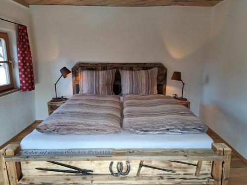 Una cama o camas en una habitación de Apartment Zur alten Schmiede by Interhome
