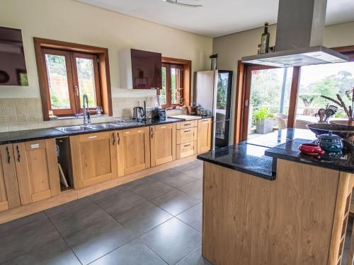 Η κουζίνα ή μικρή κουζίνα στο Villa Rio Lima Retreat by Interhome
