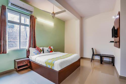 a bedroom with a bed and a window at OYO Dream Connect Stays Near City Center Mall in Hyderabad