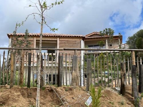 Les Guetalis du Rocher et Village