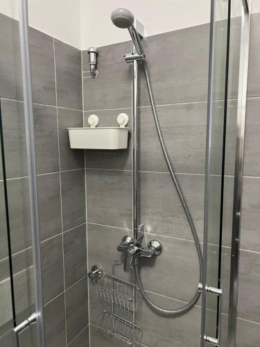 y baño con ducha con cabezal de ducha. en Apartments im Herzen von Velbert, en Velbert