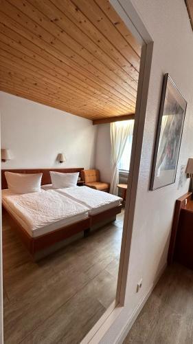 Postel nebo postele na pokoji v ubytování Hotel Hirschberg