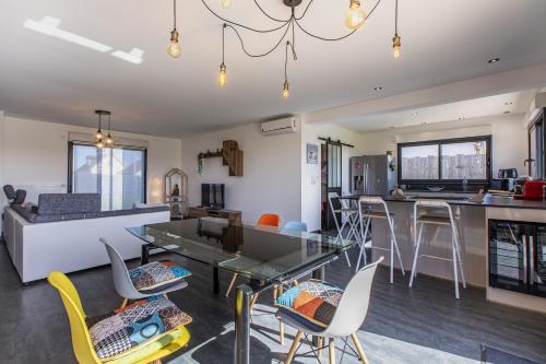 une cuisine et un salon avec une table et des chaises dans l'établissement Avar'days - maison moderne et calme, 4 chambres et 8 personnes, à Avaray