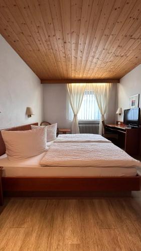 Postel nebo postele na pokoji v ubytování Hotel Hirschberg